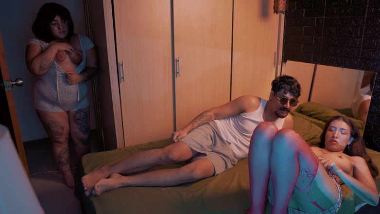 MvsteryGuy: O caut pe sora mea vitregă cu prietena ei, facem...