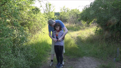 Slave Jenni: 在公园里被我的主人用在绳子上