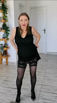 MiLF bollente con enormi tette naturali in calze nere e tacchi alti