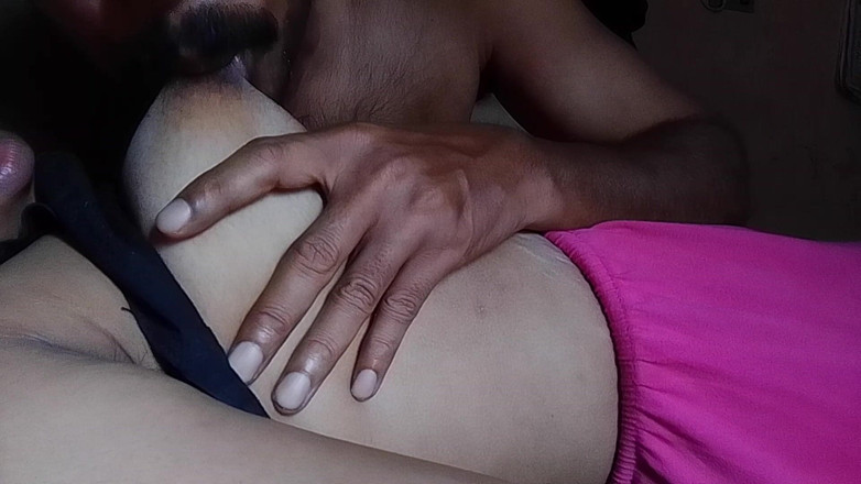 Skydreem1104: インドのマラヤー語の女の子の巨乳は友人に吸われ、彼女はそれに満足しています。