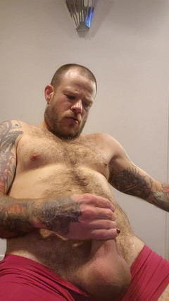 Tatts_McDuck: 슬로우 모션 사정으로 자지를 쓰다듬는 음란한 Dilf