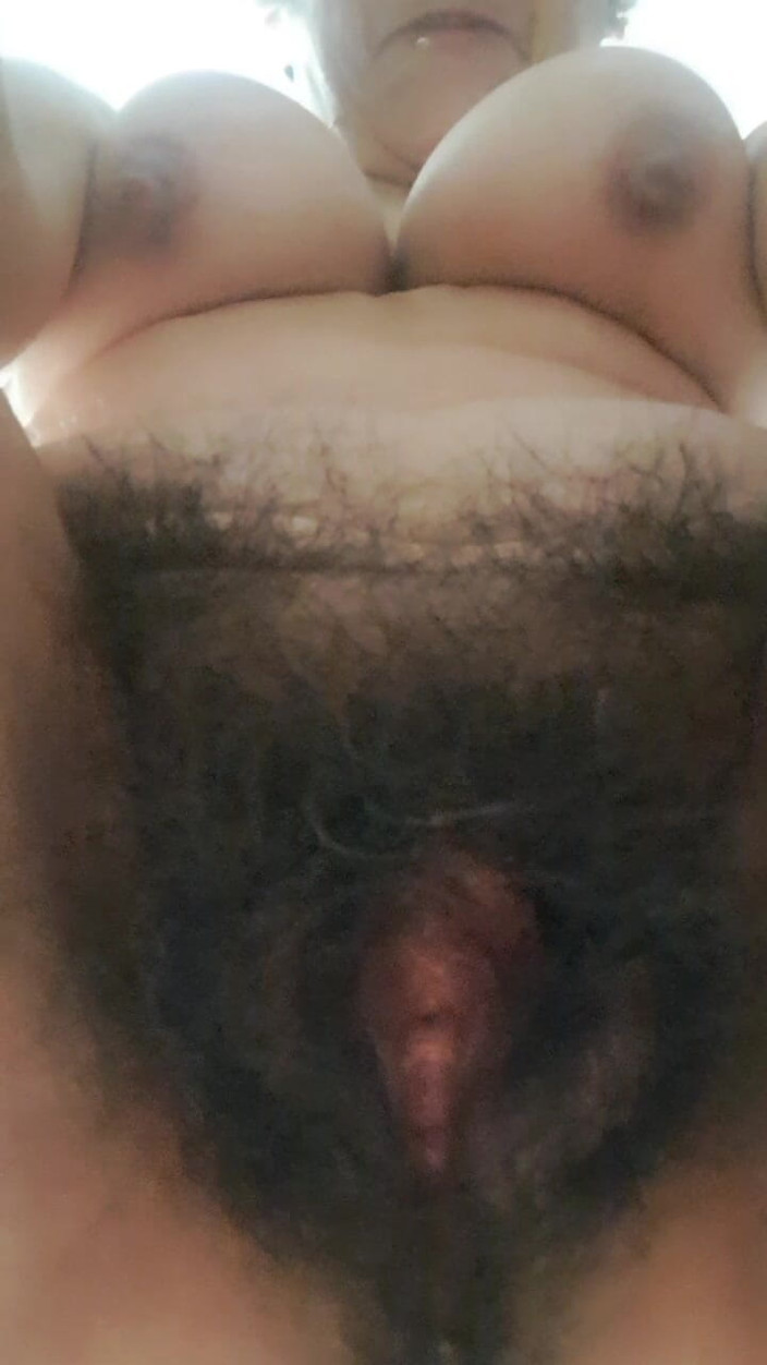 Mommy big hairy pussy: Üvey anne ve kıllı amcığı
