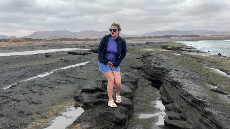 Emma Voyeur: Gadis semok ini pengen kencing!