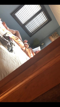 Une bombasse se fait ramper