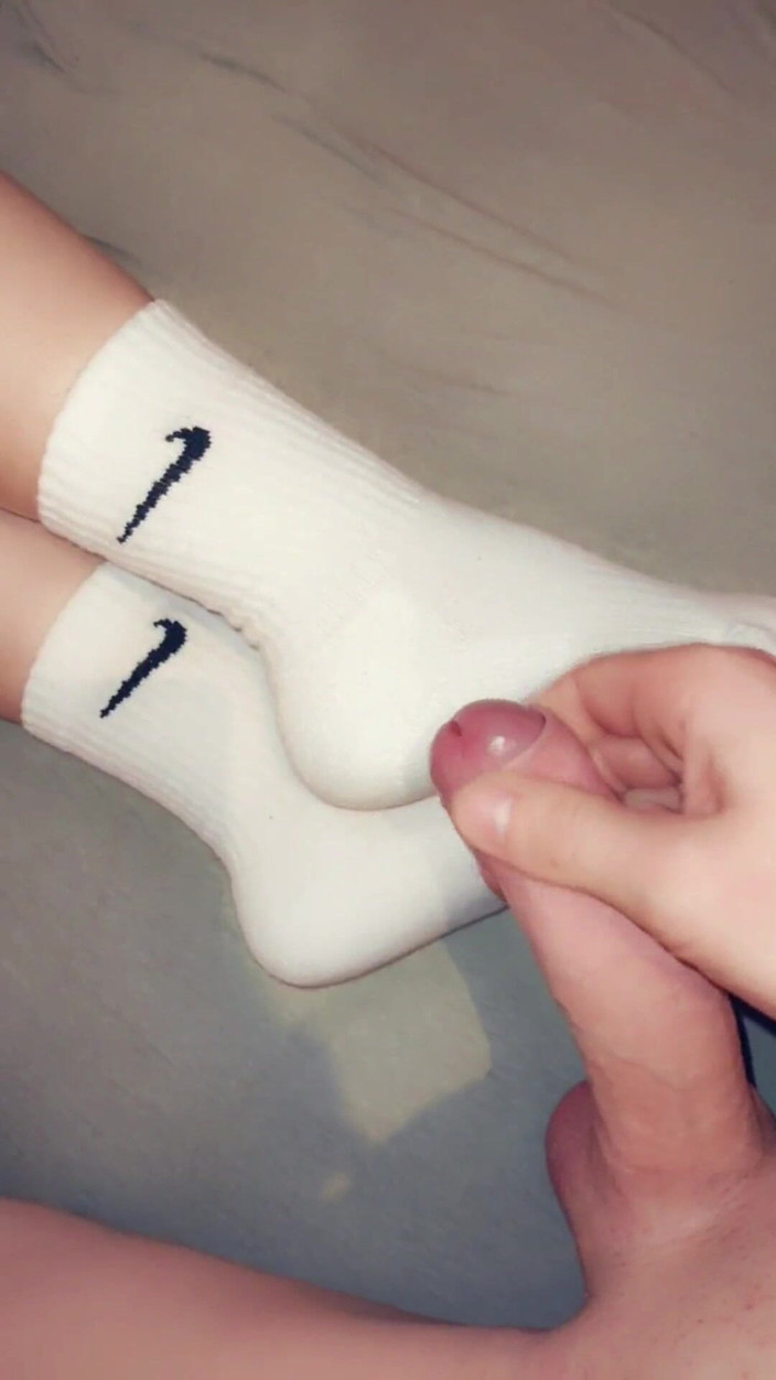 CrazyPhCouple: Footjob en chaussettes longues et éjaculation sur les chaussettes