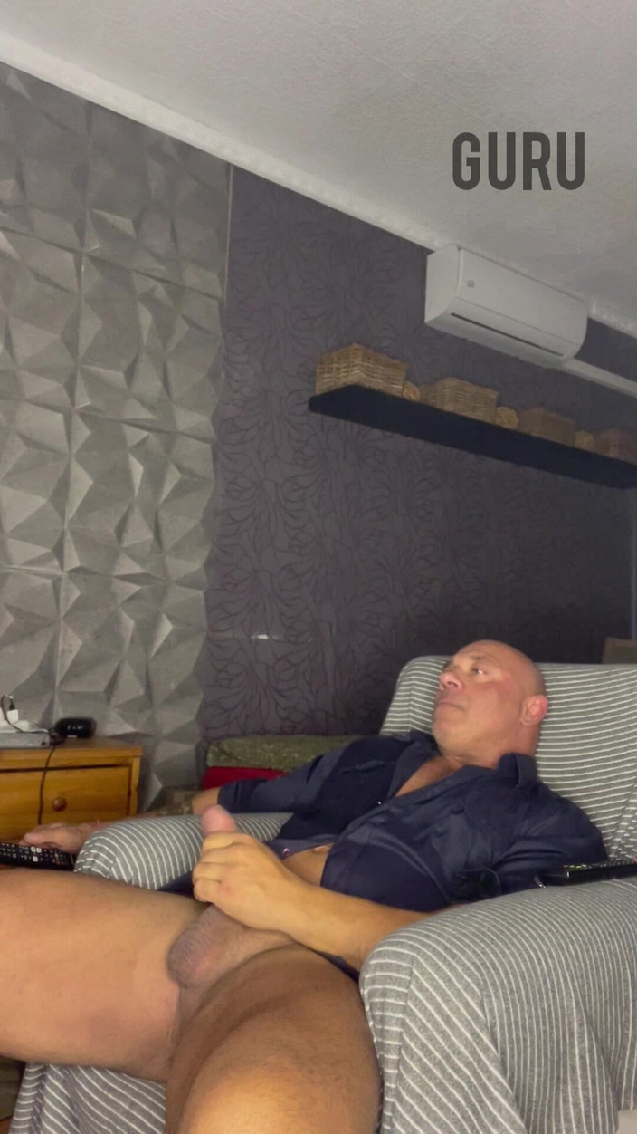 Mr. Guru: Evde tek başına mastürbasyon yapıyorum bu gömleği seviyorum