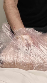 ¡Deshumanizante Kel con plastic wrap! Ella es mi muñeca de plástico sensible.