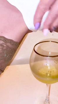Drenagem De Esperma 7. Cadela Axell Filma Mijando E Brincando Com Um Plug Anal Na Calcinha!