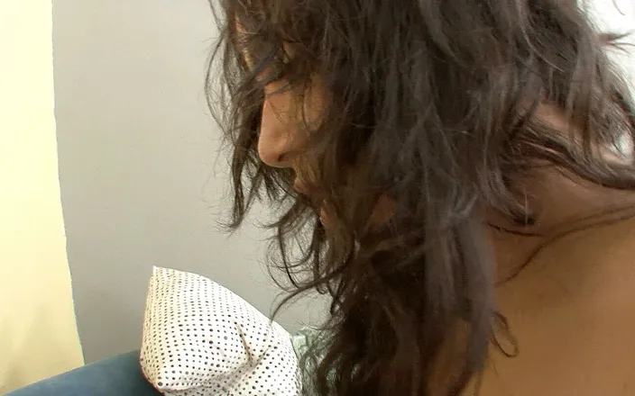 Time To Jerk Off: Cette petite adolescente brune adore sentir une grosse bite