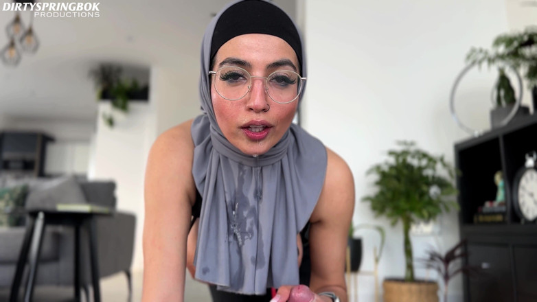 DirtySpringbok: Hijabi Aaliyah Yasin wird von ihrer mitbewohnerin erwischt und bekommt...