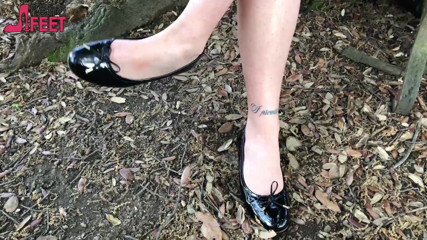 Smokin Fetish: Une ado sexy fume dans un parc