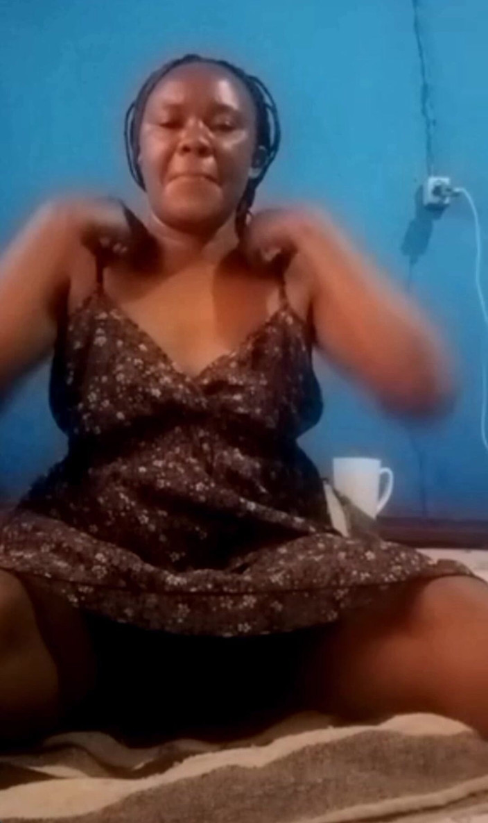 Sugarmama video call mutual masturbation: 彼女は自分の服を脱いで自慰行為をします