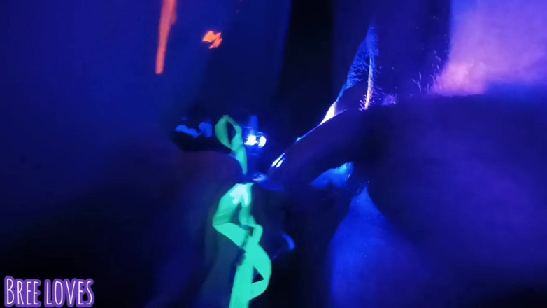 Bree Loves: Neon partisi oral seksle bitiyor