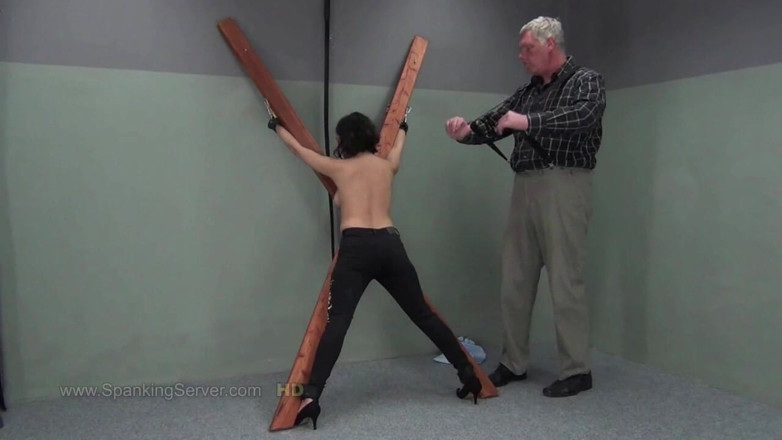 Spanking Server: Yasmeena recebe punição sem chicotadas