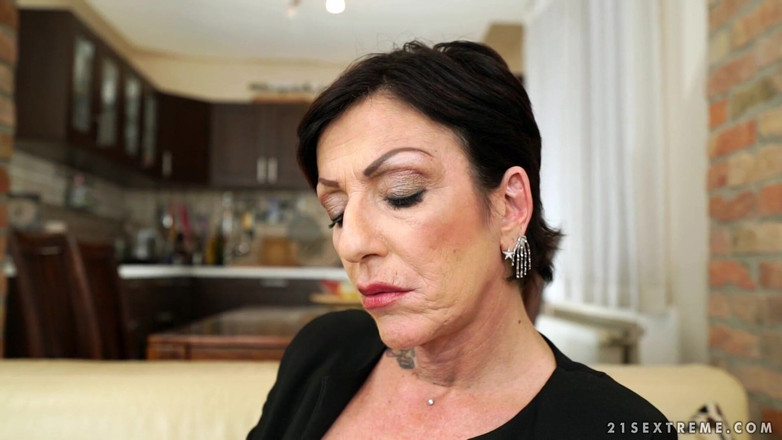 21 Sextreme: 21 sextreme - प्राकृतिक हूटर वाली नानी लंड के लिए जंगली हो जाती है