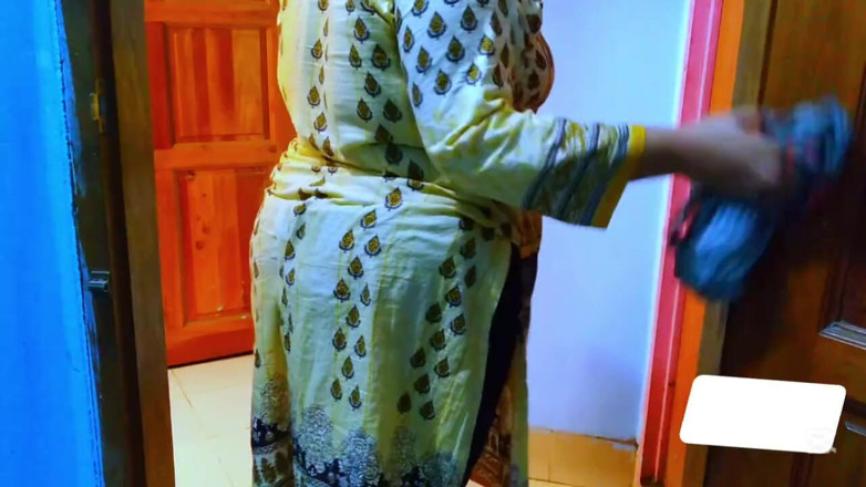 Aria Mia: Indische muslima, heiße desi-stiefmutter von stiefsohn gefickt, während sie sein...