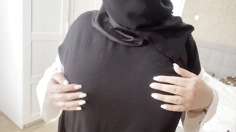 Lux Eva: Tante Aljazair berhijab dengan toket besar