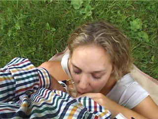 POV Orgasms: Süßes blondes küken bläst harten schwanz im freien