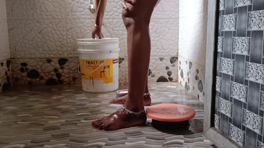 Damad a Gaya Bathroom Mein (Bhabhi UP)