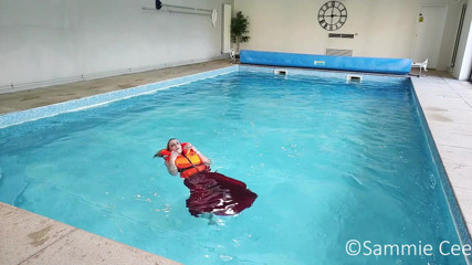 Sammie Cee: Lifejacket přes palubu večerních šatů