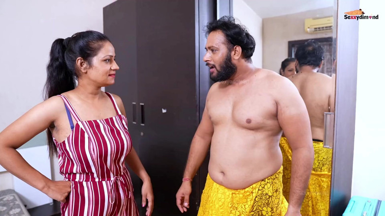 Kilash: Une demi-sœur indienne à la chatte rose et au sari jaune...