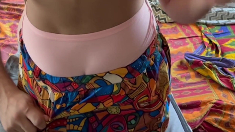 YourDickSucker: かわいい女の子は自分自身を脱ぎたいです