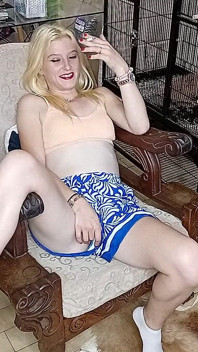 Dedilhando minha buceta quente na festa em casa