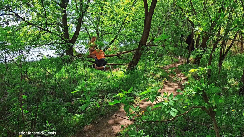 Nick Lewis: Påkommen med att suga i skogen - oväntad treväg med en...