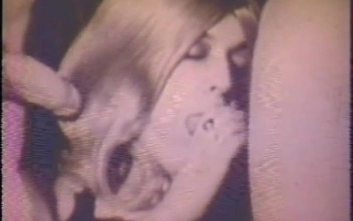 Vintage megastore: Blonďatá děvka šuká v punčochách a podvazkovém pásu