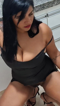 Niegrzeczna brunetka prosząca o kutasa w cipce w kuchni – Pyszny creampie