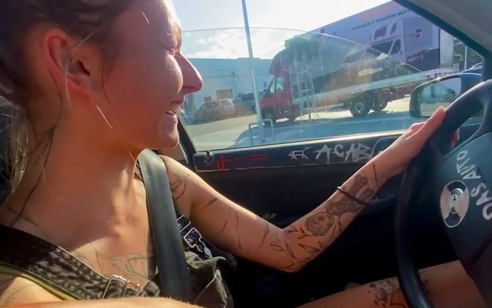 Cur1ouscoup: उसकी चूत के साथ खेलना जब वह इतनी गीली गाड़ी चला रही है तो उसने सीट के माध्यम से लथपथ किया
