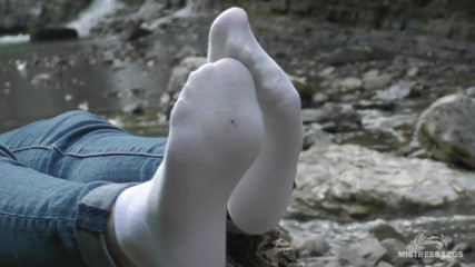 Mistress Legs: Pies burlas en calcetines blancos en la cascada