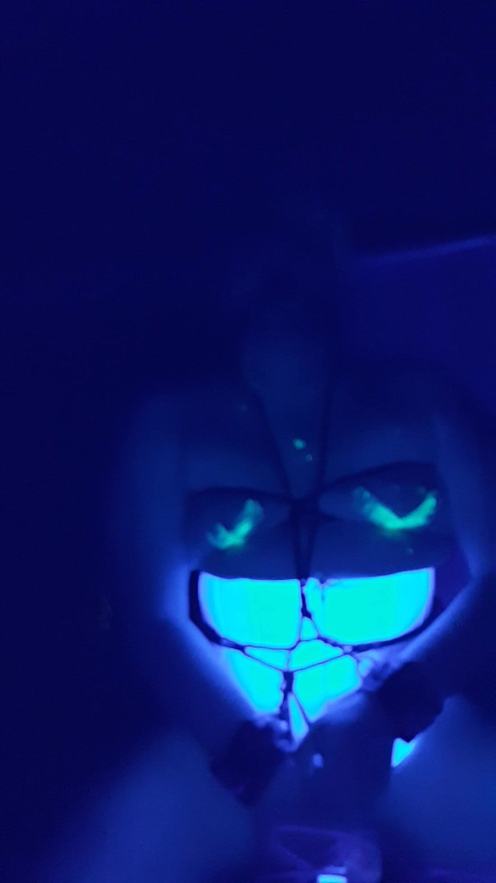 Roxxie rae page: Vlastní svazování s černým světlem