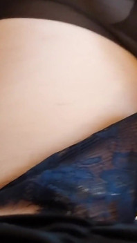 Douce sissygasm dans une jolie jupe, culotte, collants et talons