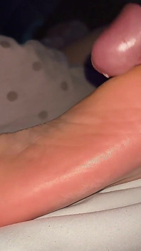 Záběr zblízka na amatérský footfetish na krásné podešve
