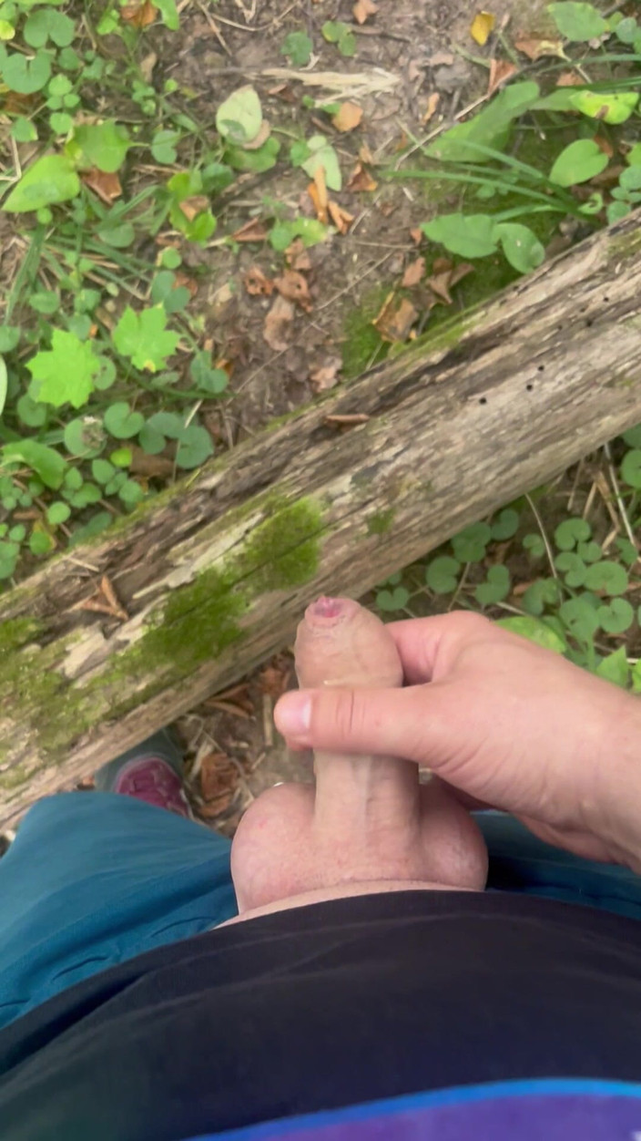 Young cum: Dokončena na procházce v lese