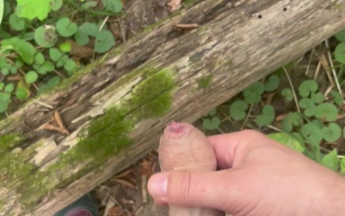 Young cum: Geëindigd op een wandeling in het bos