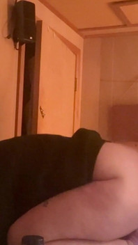 Zobacz, jak dokuczam jej w piwnicy na zamrażarce