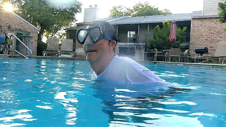 BBW nurse Vicki adventures with friends: 情侣水下潜水和游泳