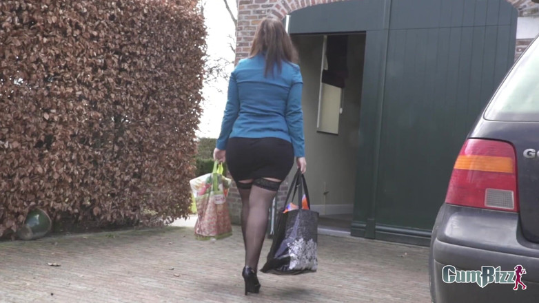 Cumbizz: 계모의 날 장난이 심각해 펠라에 들어갔어