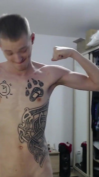 Nahá Endo Show Biceps