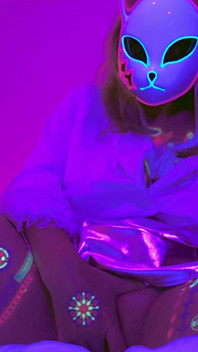 Cewek seksi dengan toket besar neon glow lagi asik masturbasi sendirian sambil meringis keenakan - lilykoti