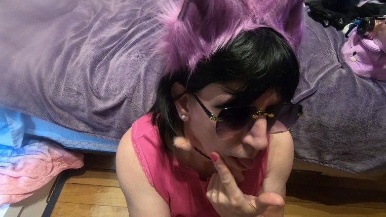 Daphne desire: 얼굴에 정액을 붓고 입술 전체에 문지르는 Daphne