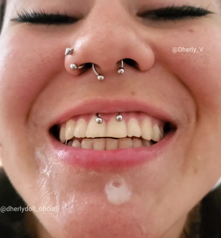 DherlyDoll: Aku lagi asik ngentot kontolnya sambil pakai buttplug ukuran raksasa,...