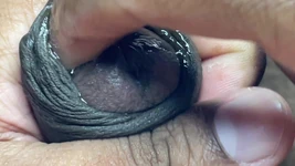 Cara se masturbando esfregando a cabeça do pau e dedilhando como uma buceta