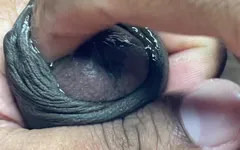 Cara se masturbando esfregando a cabeça do pau e dedilhando como uma buceta