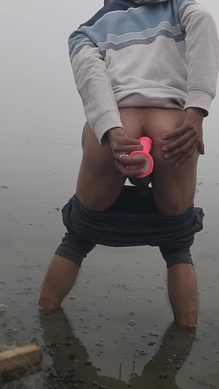 Desimast7: Azgın genç oğlan göletin içinde oyuncakla götünü sikiyor