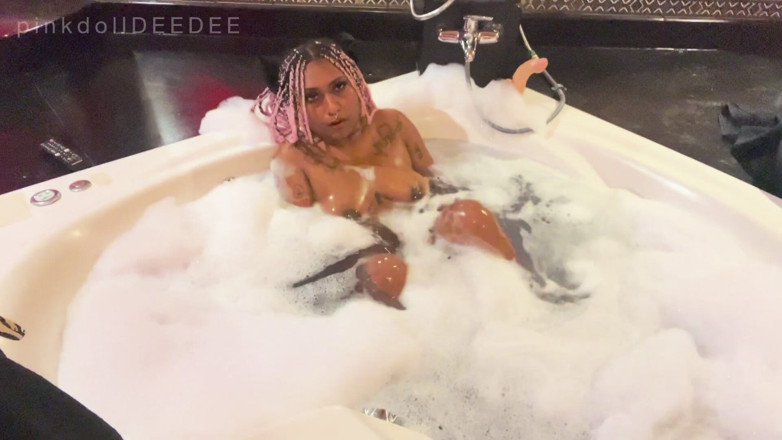 Desibhabhisimi: Cogí Mi Consolador Hasta Que Me Corro En El Jacuzzi