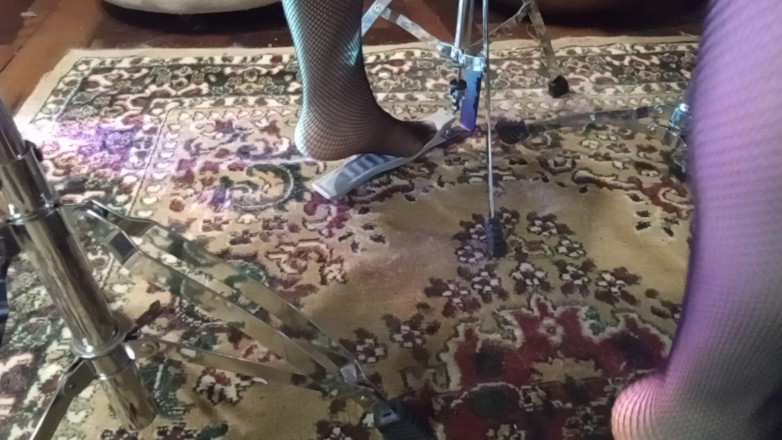 PoliticalDial46: Hraji na bicí s My New Red Stilleto
