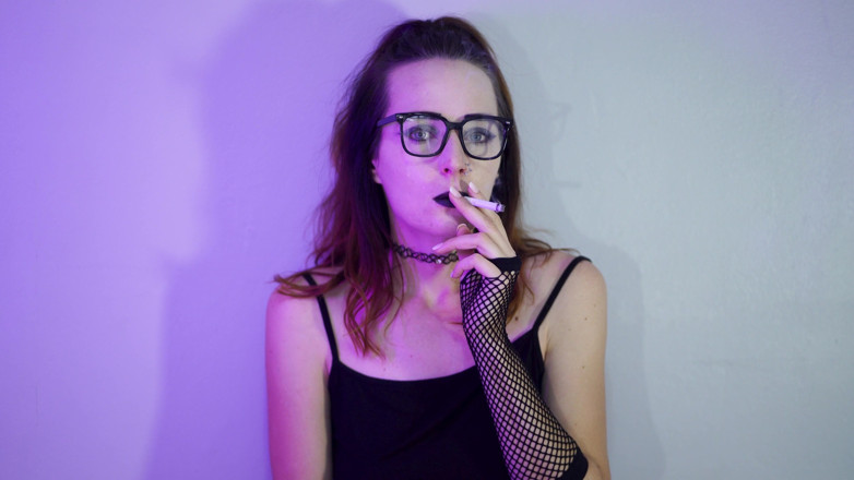 Alicia Robertz: Goth dívka kouří v síťovaných punčochách